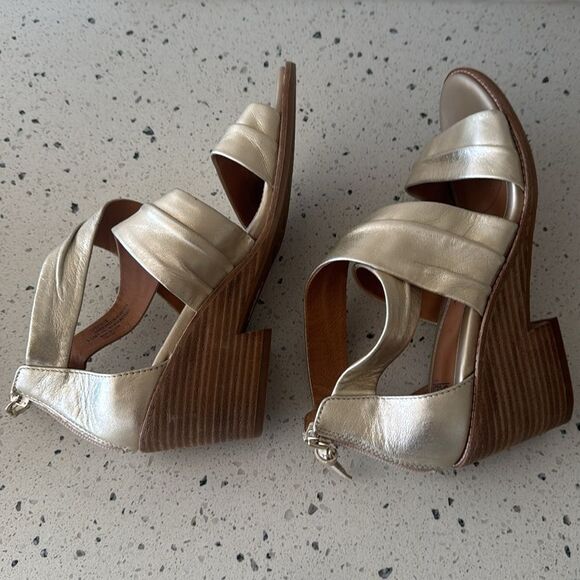 Sofft SAMOA Platino Metallic Leather Ruched Straps Sandals Wedge Heel Size 9.5M - Picture 4 of 13